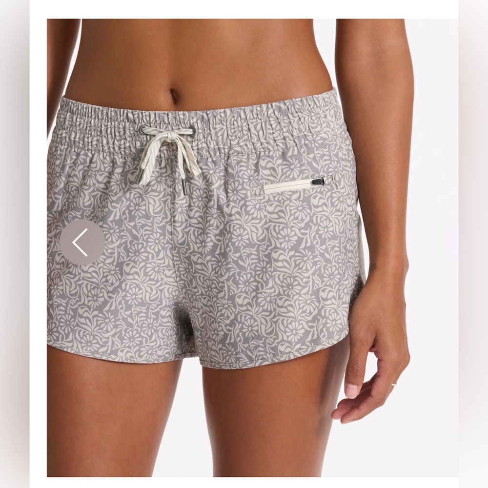 Vuori Clementine short  2.5” inseam